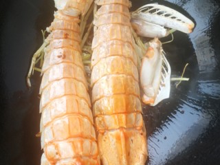 7、椒盐富贵虾～椒盐做法,热锅凉油放葱姜爆香，放入皮皮虾，然后放一勺料酒