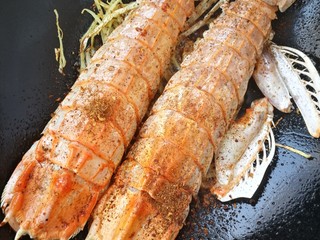 8、椒盐富贵虾～椒盐做法,撒些椒盐翻炒均匀就出锅喽。