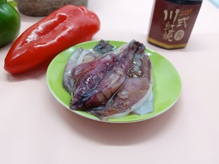 1、3分钟就学会的下酒菜  辣椒炒鱿鱼,准备新鲜的鱿鱼跟青红椒。