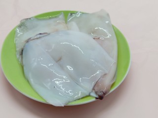 2、3分钟就学会的下酒菜  辣椒炒鱿鱼,撕去鱿鱼外层的膜，清洗干净。
