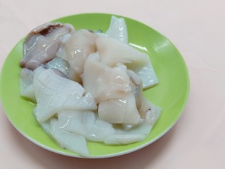 3、3分钟就学会的下酒菜  辣椒炒鱿鱼,鱿鱼切花刀再切成小段，就是鱿鱼卷了。