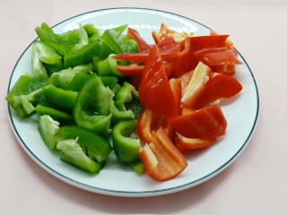 4、3分钟就学会的下酒菜  辣椒炒鱿鱼,青红椒切小块备用。