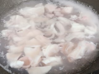 6、3分钟就学会的下酒菜  辣椒炒鱿鱼,水开焯水1分钟、捞出流水冲洗一下、控干水份（以免炒时溅油）