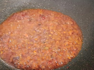 7、3分钟就学会的下酒菜  辣椒炒鱿鱼,锅里加油、加红烧酱炒出香味！