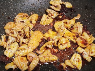 8、3分钟就学会的下酒菜  辣椒炒鱿鱼,加鱿鱼卷大火快速翻炒，一会香味就出来了。