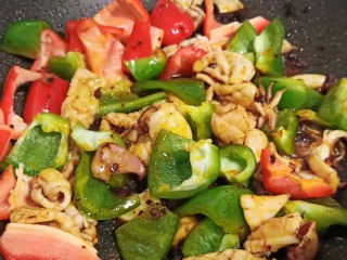 9、3分钟就学会的下酒菜  辣椒炒鱿鱼,加青红椒炒至断生即可。