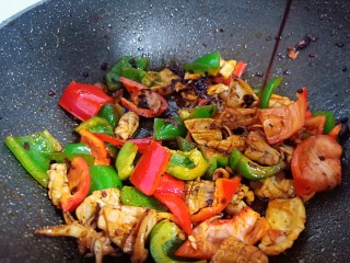 10、3分钟就学会的下酒菜  辣椒炒鱿鱼,加适量的生抽、盐调味。