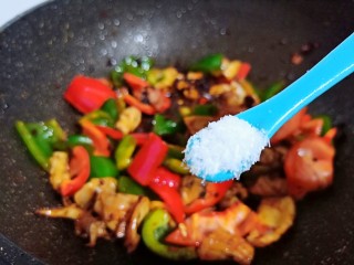 11、3分钟就学会的下酒菜  辣椒炒鱿鱼,味精少许提鲜。