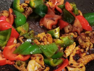 12、3分钟就学会的下酒菜  辣椒炒鱿鱼,翻炒均匀即可出锅。