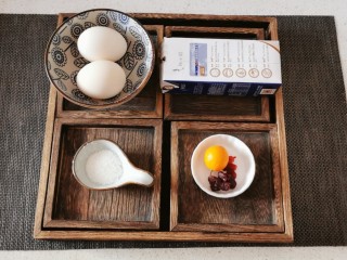 1、鸡蛋牛奶布丁,食材准备好