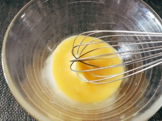 6、鸡蛋牛奶布丁,取另一个碗 敲入鸡蛋  充分搅打