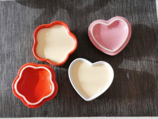 11、鸡蛋牛奶布丁,过滤好的牛奶蛋液倒入布丁碗里  