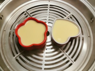 13、鸡蛋牛奶布丁,水烧开后放入布丁碗