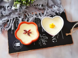 16、鸡蛋牛奶布丁,分别用蔓越莓和金桔装饰 增加食欲和果香味道