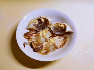2、红烧梭子蟹,刷洗干净 打开盖子  去掉沙囊和蟹腮