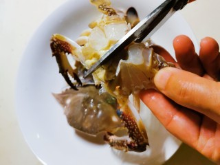 3、红烧梭子蟹,对半切开