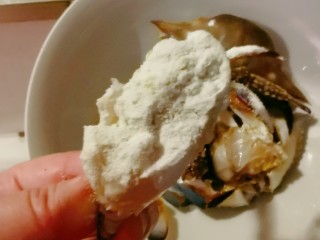 4、红烧梭子蟹,切口蘸上面粉 封口