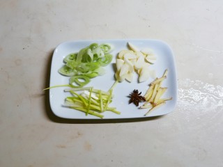 5、红烧梭子蟹,准备辅料:葱蒜切片 香葱切段 姜切丝 八角1个