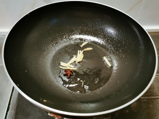 6、红烧梭子蟹,起油锅，放入姜丝 八角炒出香味