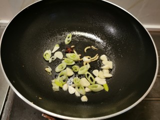 7、红烧梭子蟹,放入葱蒜片炒香