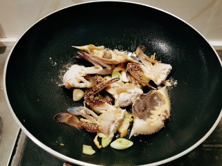 8、红烧梭子蟹,放入梭子蟹