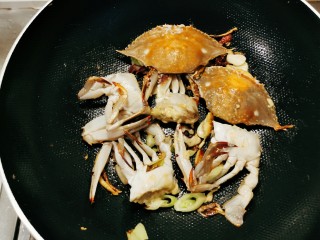 9、红烧梭子蟹,翻炒变色