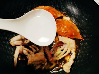 11、红烧梭子蟹,倒入适量清水