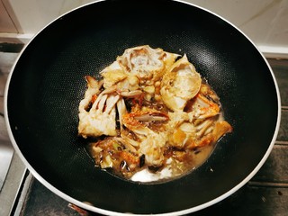 12、红烧梭子蟹,煮沸