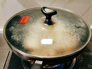 13、红烧梭子蟹,转中小火 扣上盖子