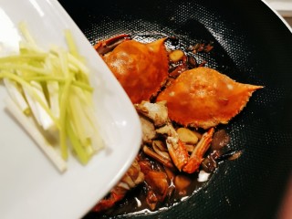 15、红烧梭子蟹,放入香葱段 关火