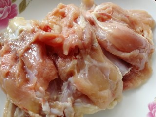 1、莲藕饼,鸡腿洗净去骨。