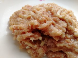 2、莲藕饼,鸡腿肉炖碎。