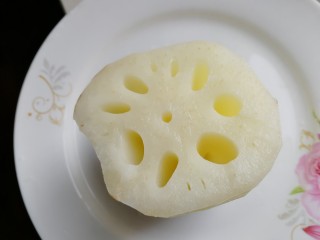 3、莲藕饼,半个藕去皮。