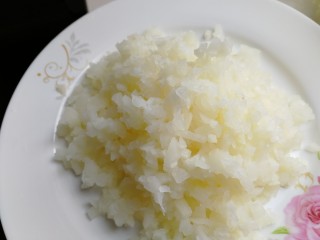 4、莲藕饼,切碎，带点颗粒口感更好。