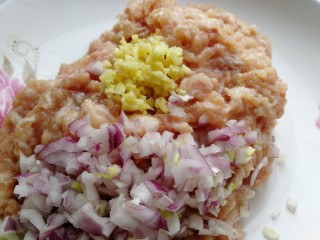 6、莲藕饼,分别切碎放入肉泥里。