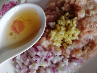 7、莲藕饼,放入料酒去腥。