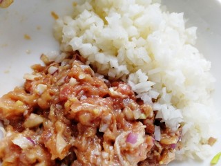 11、莲藕饼,放入藕丁拌匀。