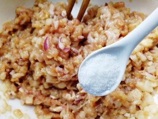 12、莲藕饼,放入一小勺盐拌匀增味。