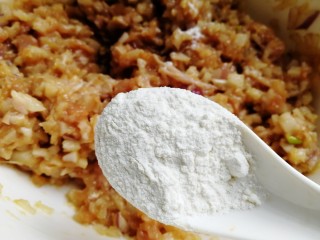 13、莲藕饼,放入两勺面粉增加黏度，搅拌均匀。