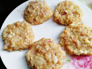 14、莲藕饼,团成球轻压成饼。