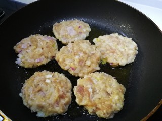 15、莲藕饼,平底锅倒入适量油，油微热放入藕饼。