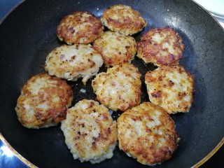 16、莲藕饼,中小火慢煎，煎至两面焦黄。（直接吃就很香啦）