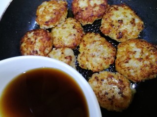 17、莲藕饼,也可以调半碗酸甜口料汁倒入。