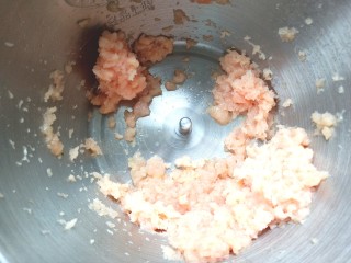 3、西兰花玉米鸡肉糕,放绞肉机中，绞成肉馅