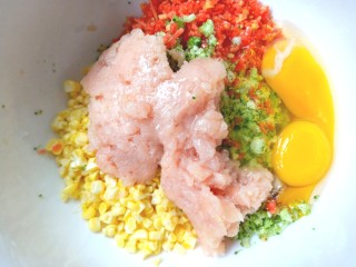 11、西兰花玉米鸡肉糕,打入两个鸡蛋