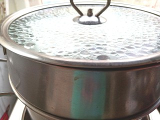 16、西兰花玉米鸡肉糕,水烧开，蒸30分钟