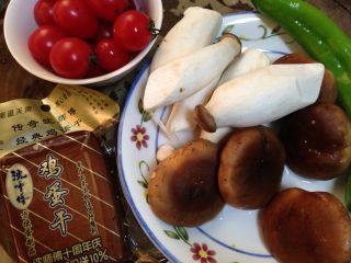 1、路边小吃自己做―鸡蛋干烤蔬菜串,所有蔬菜洗净