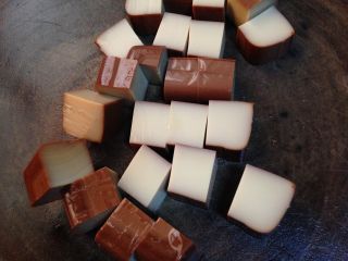 3、路边小吃自己做―鸡蛋干烤蔬菜串,再横着切4刀成四方块