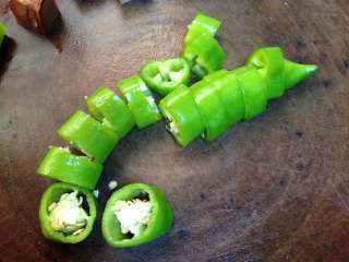 4、路边小吃自己做―鸡蛋干烤蔬菜串,尖椒切段