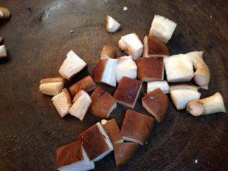 5、路边小吃自己做―鸡蛋干烤蔬菜串,香菇切丁